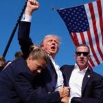 E. Vucci – Trump Ferito Circondato dalle Guardie del Corpo – 2024